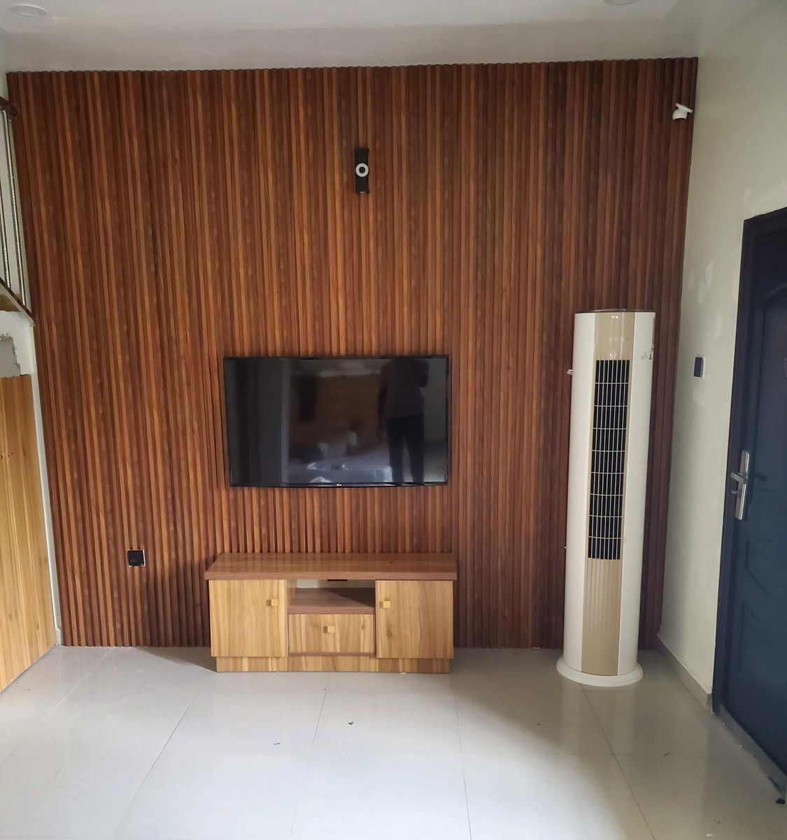 Standing air conditioner installed by BIFRATECH in a living room